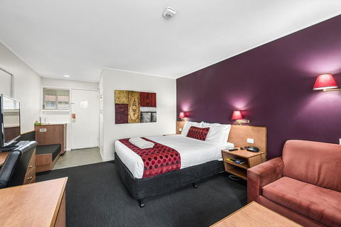 The Henty - Stayed 3