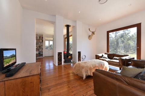 The Parson's Vineyard Retreat - Get Amongst The Vineyards In A Historic Home - Stayed 0