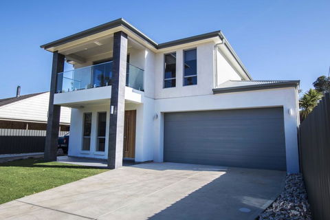 The Races Complex - Stayed 0