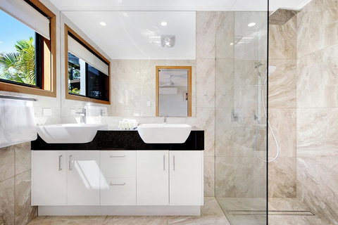 THE VIEW, TUGUN - 4 Bedrooms - Sea Views - Private Heated Pool - Stayed 2