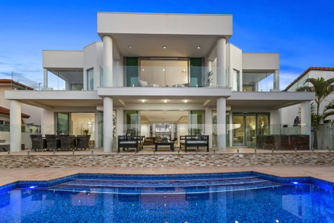 The White House GC Waterfront Home Cinema Jacuzzi Heated Pool - Stayed 2