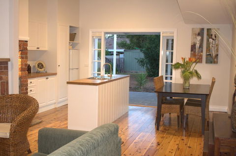 The Yellow Daisy - Stayed 0