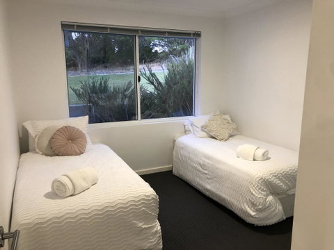 Three Bedroom, Two Bathroom Family Home - Stays Accommodation 3