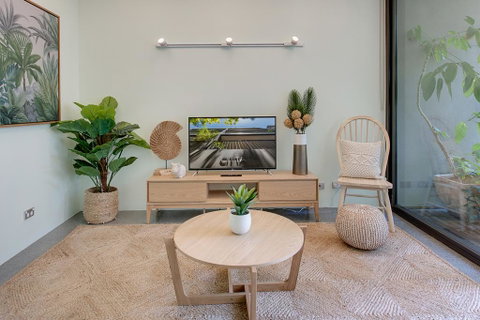 Tranquil Contemporary Hideaway In Hippest Area - Stayed 2