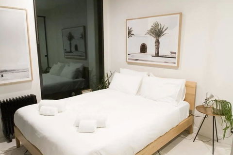 Trendy 1 Bedroom Apartment In The Heart Of Collingwood - Stayed 2