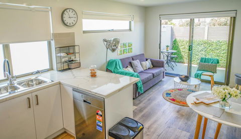 U201 Brunswick Living Brand New Deluxe Balcony Upper Floor Apartment Close To Airport And CBD - Stayed 0