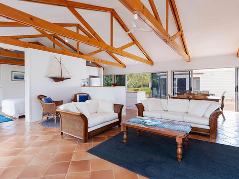 Unit 1 44 Danalene Pde Fantastic Waterfront Property With Air Con - Stays Accommodation 1