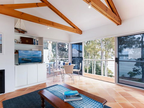 Unit 1 44 Danalene Pde Fantastic Waterfront Property With Air Con - Stays Accommodation 3