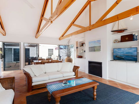 Unit 1 44 Danalene Pde Fantastic Waterfront Property With Air Con - Stays Accommodation 2