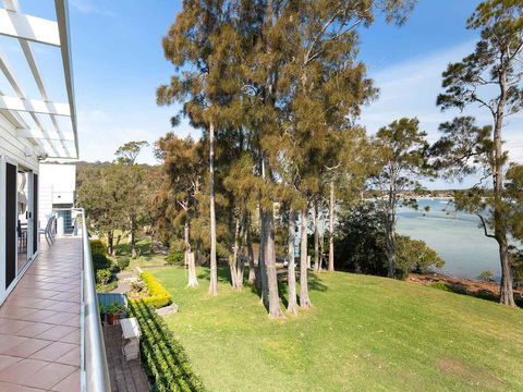 Unit 1 44 Danalene Pde Fantastic Waterfront Property With Air Con - Stays Accommodation 0