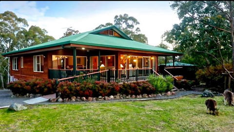 Valley View Luxury Retreat - Stays Accommodation 0
