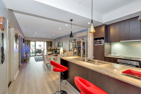 Venetian Canal Apartment-Close To Beaches And Marina - Stays Accommodation 0