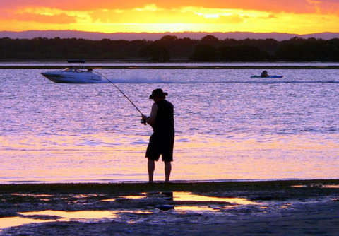 VIEWS VIEWS VIEWS! Front Top Floor Waterfront Unit - Chnook Apartments South Esp, Bongaree - Stays Accommodation 1