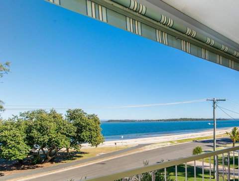 VIEWS VIEWS VIEWS! Front Top Floor Waterfront Unit - Chnook Apartments South Esp, Bongaree - Stays Accommodation 0