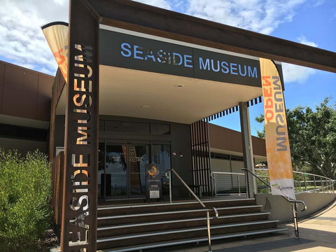 VIEWS VIEWS VIEWS! Front Top Floor Waterfront Unit - Chnook Apartments South Esp, Bongaree - Stays Accommodation 3