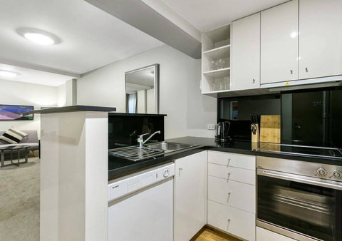 Walk To The MCG, The Tan, Botanic Gardens & Train - Stayed 1