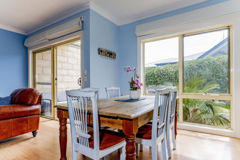 WALKIN ON SUNSHINE - STROLL TO BEACH BREAK - Stayed 1