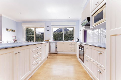 WALKIN ON SUNSHINE - STROLL TO BEACH BREAK - Stayed 2