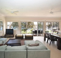 Wangi Lakehouse - renovated Lake Macquarie lakefront Location - Stays Accommodation