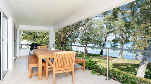 Waterfront Serenity - Luxury Home With Grand Views - Stayed 2
