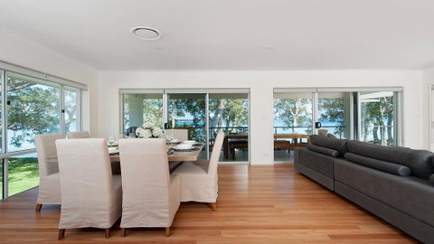 Waterfront Serenity - Luxury Home With Grand Views - Stayed 3
