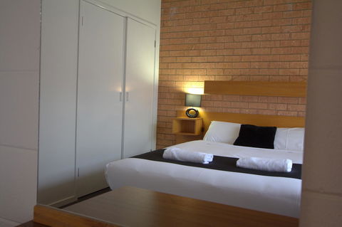 Blue Whale Motor Inn & Apartments - Stayed 24