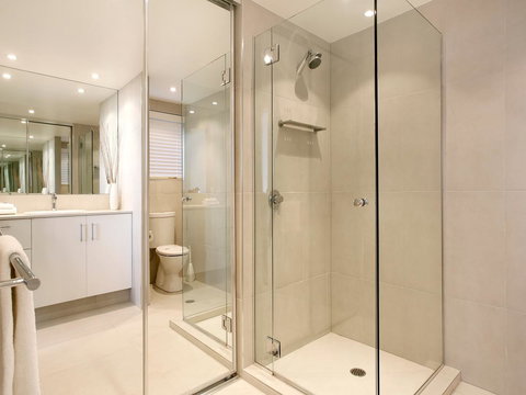 La Mer Sunshine Beachfront - Stays Accommodation 11