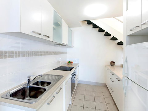 La Mer Sunshine Beachfront - Stays Accommodation 5