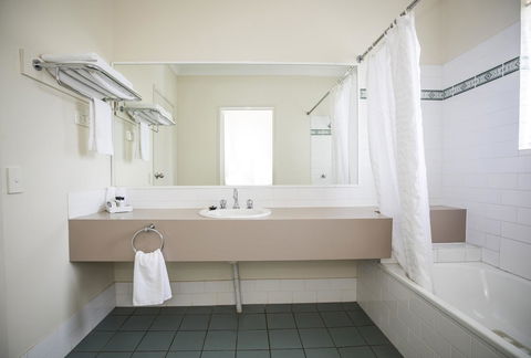 Emerald Maraboon Motor Inn - Stayed 25