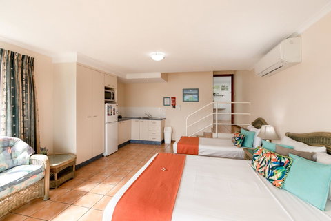 Sunlit Waters Studio Apartments - Stays Accommodation 41