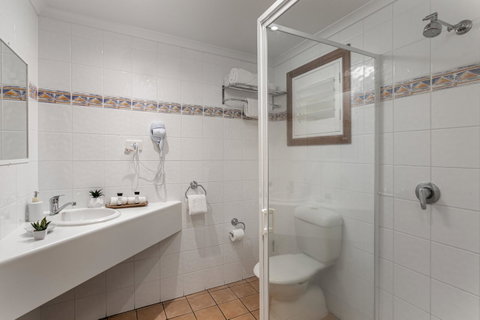 Sunlit Waters Studio Apartments - Stays Accommodation 11
