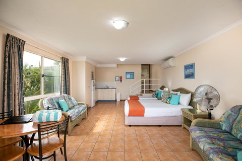 Sunlit Waters Studio Apartments - Stays Accommodation 42