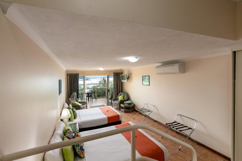 Sunlit Waters Studio Apartments - Stays Accommodation 24