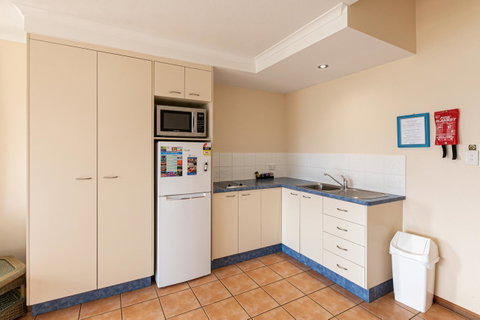 Sunlit Waters Studio Apartments - Stays Accommodation 40