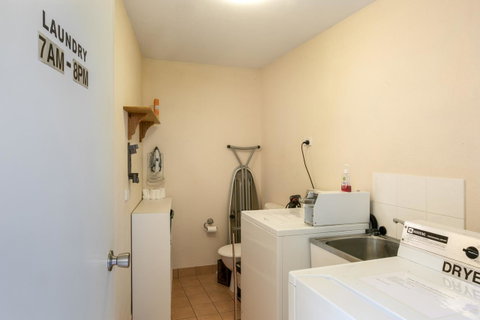 Sunlit Waters Studio Apartments - Stays Accommodation 9