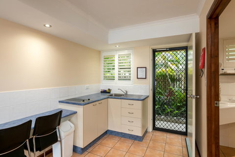 Sunlit Waters Studio Apartments - Stays Accommodation 27