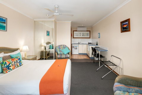 Sunlit Waters Studio Apartments - Stays Accommodation 14