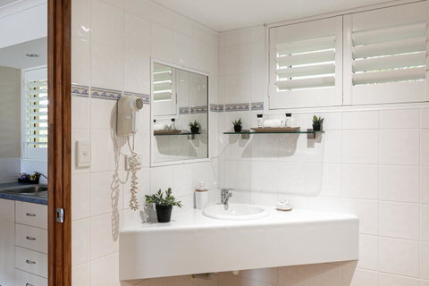 Sunlit Waters Studio Apartments - Stays Accommodation 26