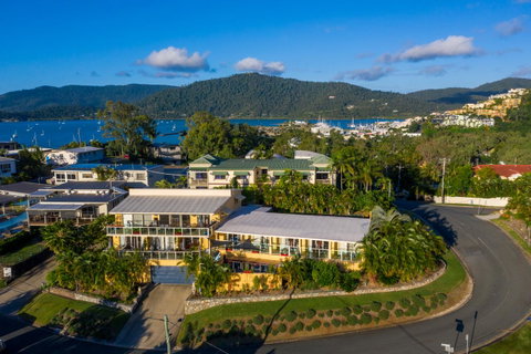 Sunlit Waters Studio Apartments - Stays Accommodation 6