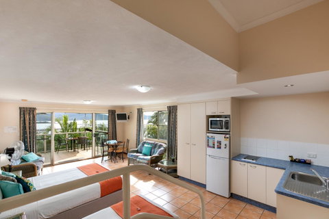 Sunlit Waters Studio Apartments - Stays Accommodation 38