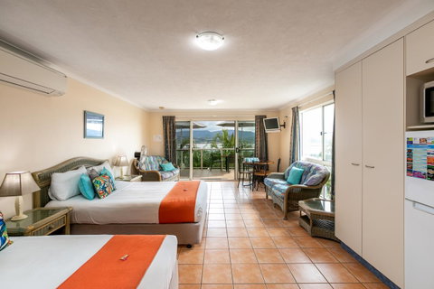 Sunlit Waters Studio Apartments - Stays Accommodation 39
