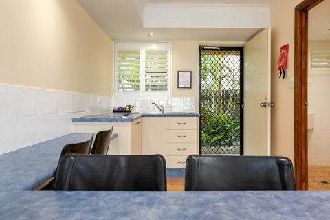 Sunlit Waters Studio Apartments - Stays Accommodation 28