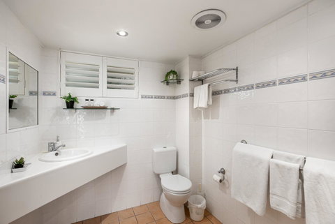 Sunlit Waters Studio Apartments - Stays Accommodation 36
