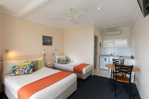 Sunlit Waters Studio Apartments - Stays Accommodation 21