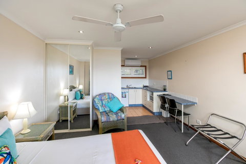Sunlit Waters Studio Apartments - Stays Accommodation 13