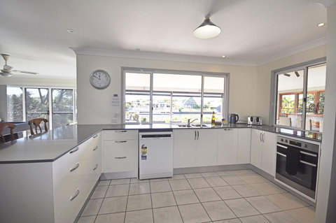 Bribie Island Canal Holiday Destination! - Stayed 5