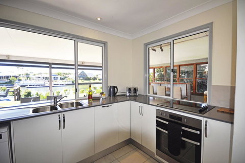 Bribie Island Canal Holiday Destination! - Stayed 4