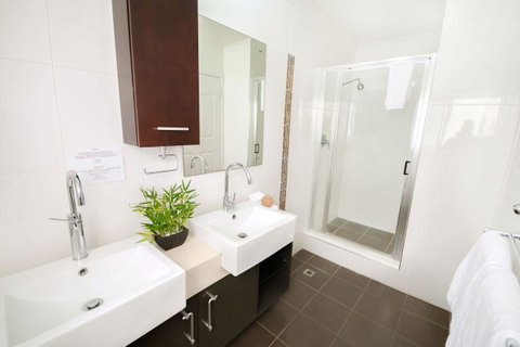 Airlie Apartments - Stays Accommodation 17