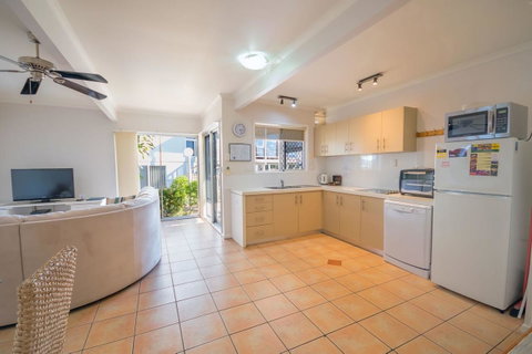 Airlie Apartments - Stays Accommodation 12