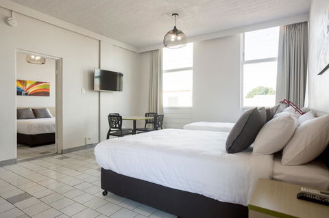 Nightcap At Emerald Star Hotel - Stayed 25